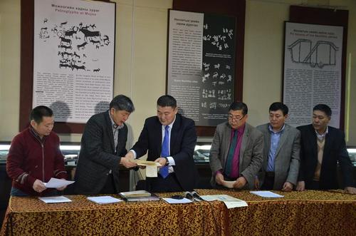 Түүхэн баримт бичгүүдийг Монголын үндэсний музейд хүлээлгэн өглөө